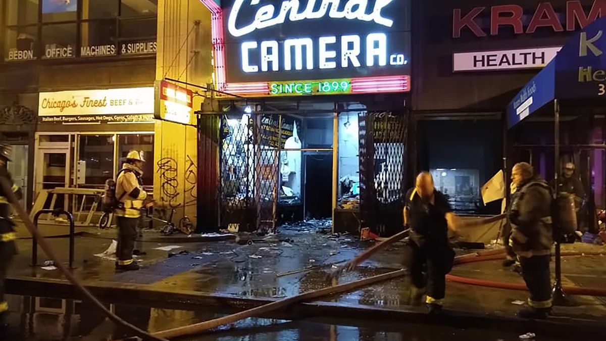 Legendarny sklep fotograficzny w Chicago spalony podczas zamieszek 1
