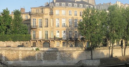 Pożar Hotelu Lambert w Paryżu. Ewakuacja z sąsiednich budynków