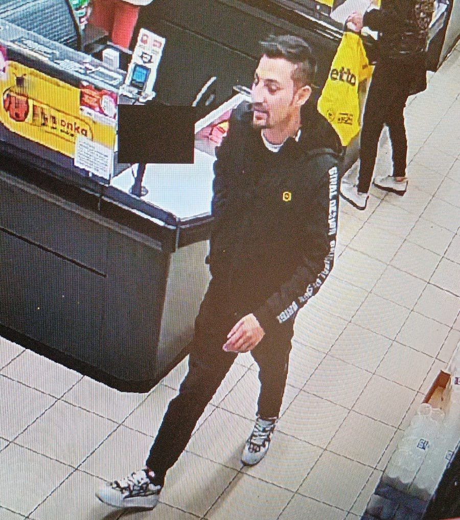 Policjanci próbują ustalić tożsamość mężczyzny.