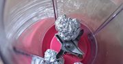 Folię aluminiową zwijam w kulkę i wrzucam do blendera. Cieszę się, że poznałam ten przydatny patent