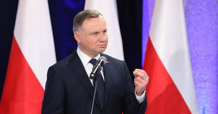 Tańsze paliwo i żywność. Prezydent podpisał ustawę