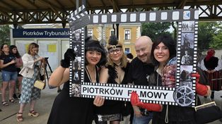 Happening "Piotrków filmowy - miasto, które gra" na dworcu PKP. Podróżnych witała kapela i orkiestra dęta. Na finał zatańczono poloneza