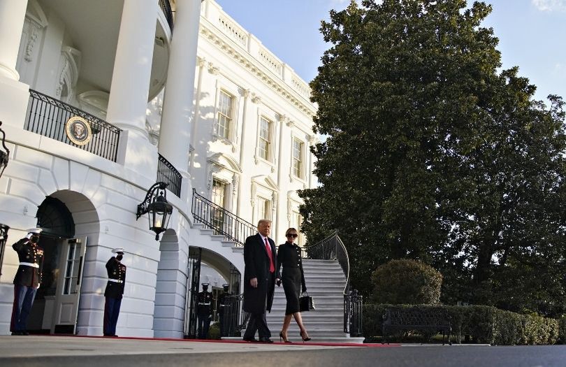 Donald i Melania Trumpowie żegnają się z Białym Domem