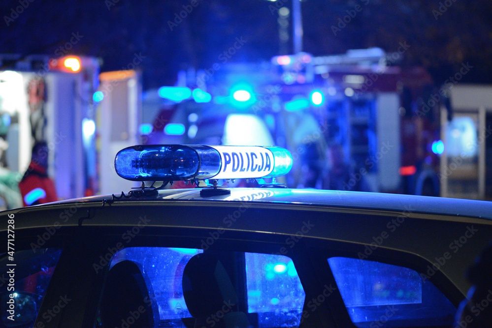 Małe dziecko stało na parapecie okna, a w domu spali pijani rodzicie. Wydmuchali w alkomat po blisko 3 promile