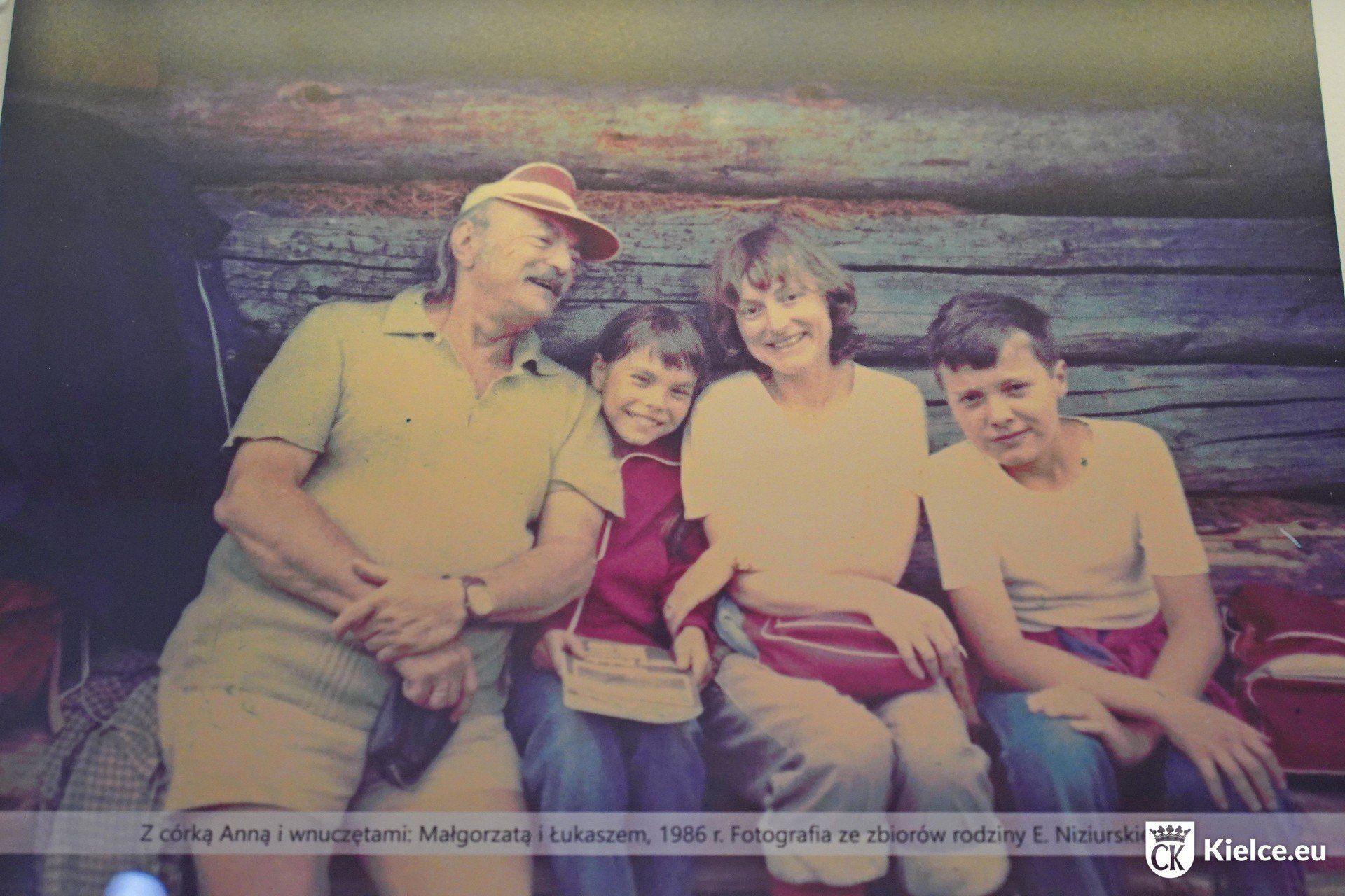 Edmund Niziurski z rodziną. Z córką Anną i wnuczętami: Małgorzatą i Łukaszem. Zdjęcie z 1986 roku.