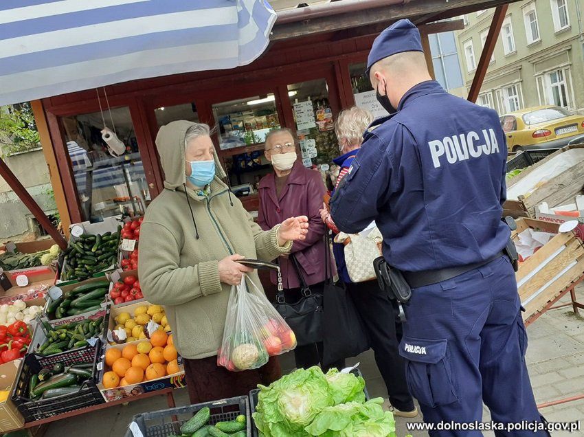 Koronawirus w Polsce. Maseczki i dystans. Wzmożone kontrole policji na ulicach, targowiskach i komunikacji miejskiej