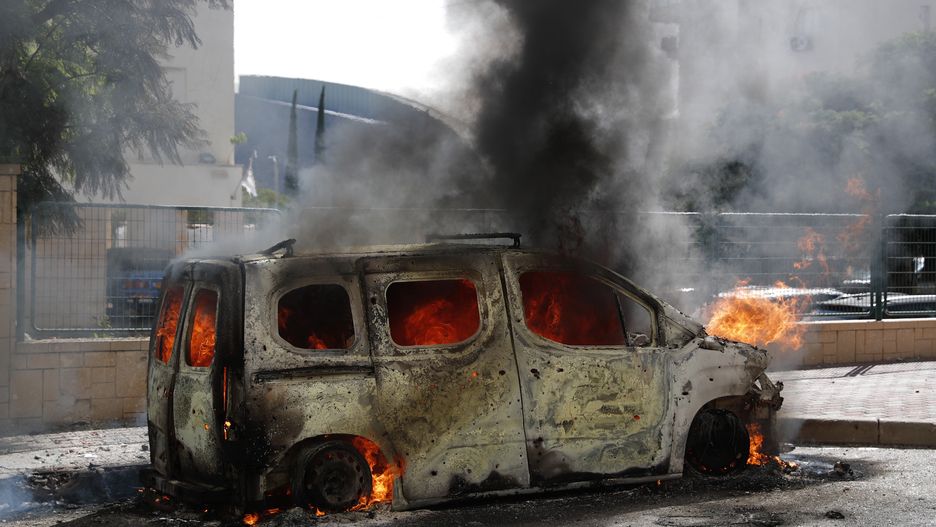 A burning vehicle in the Israeli city of Ashkelon following rocket launches from Gaza, 07 October 2023. Rocket barrages were launched from the Gaza Strip early Saturday in a surprise attack claimed by the Islamist movement Hamas. EPA/ATEF SAFADI Dostawca: PAP/EPA.