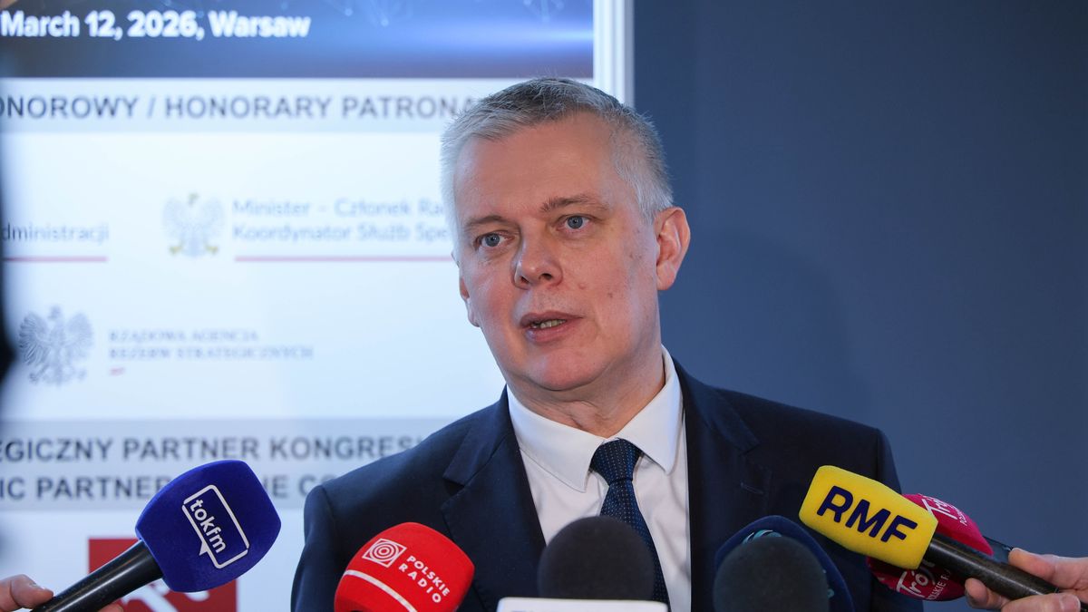 Warszawa, 12.03.2026. Minister-koordynator służb specjalnych Tomasz Siemoniak rozmawia z mediami podczas otwarcia II Kongresu Obrony Cywilnej ? KOC 2026, 12 bm. w hotelu Novotel Warszawa Airport. (jm) PAP/Paweł Supernak