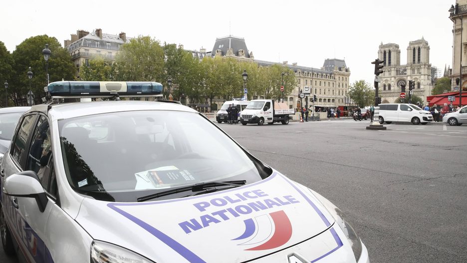 NEWS : Agresion Mortel a la Prefecture de Police de Paris - 03/10/2019
barrage pres de l ile de la cite a cote de la prefecture police  
Dostawca: PAP/Panoramic
Gwendoline Le Goff / Panoramic
2019, actu, actualite, fonctionnaire, mort, mortel, agression, incident, police nationale, securite, service, protection, Incydent, Knife