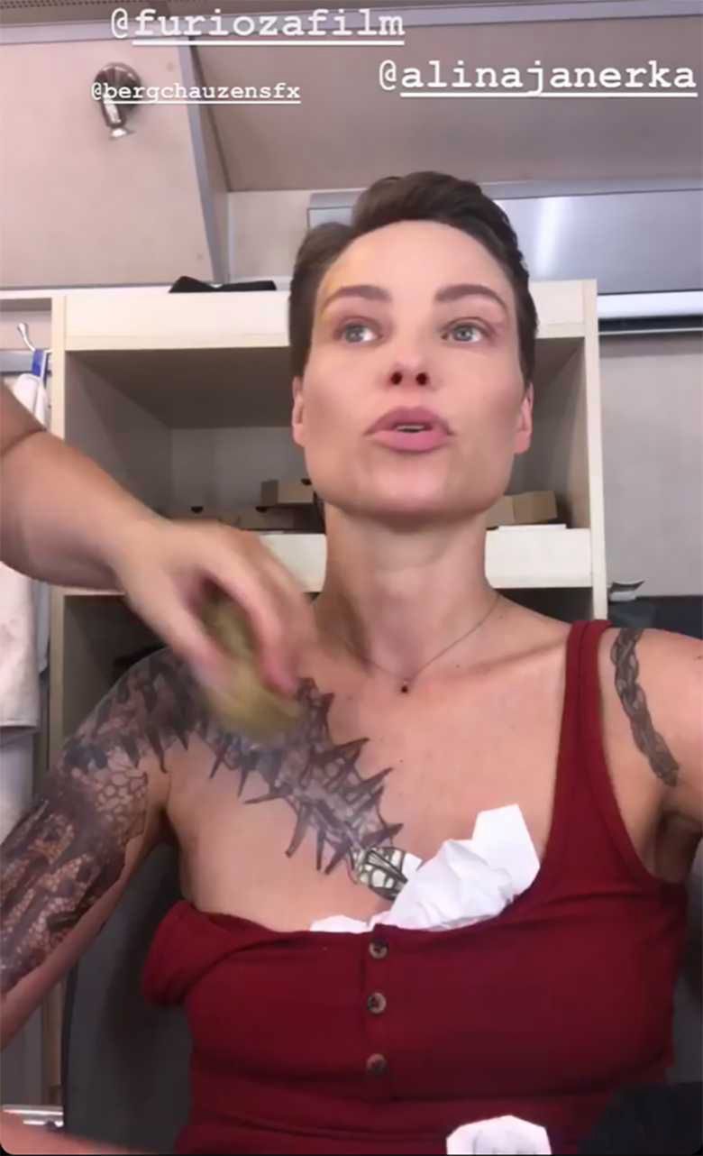 Weronika Książkiewicz podczas charakteryzacji