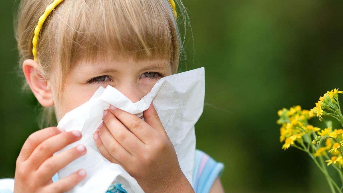 Domowe sposoby na katar to najczęściej inhalacje, stosowanie naparów ziołowych, a także krople do nosa dostępne bez recepty