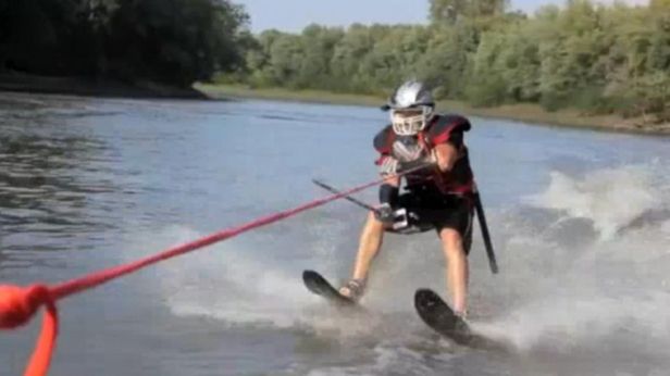 Samuraje na nartach wodnych walczą z plagą karpi [wideo] 1