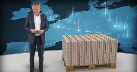 "To nie są patrioci – to idioci". Tusk uderza w PiS przy palecie z pieniędzmi