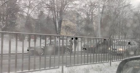 Pogarszają się warunki na ulicach Lublina. Zderzenie dwóch aut przed przejściem dla pieszych