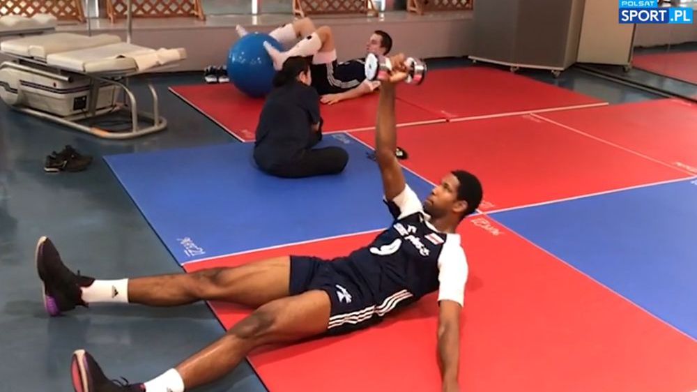 Wilfredo Leon ćwiczy na siłowni po meczu Polska - Australia