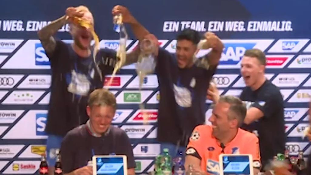 piłkarze Hoffenheim oblewają piwem swojego trenera Juliana Nagelsmanna