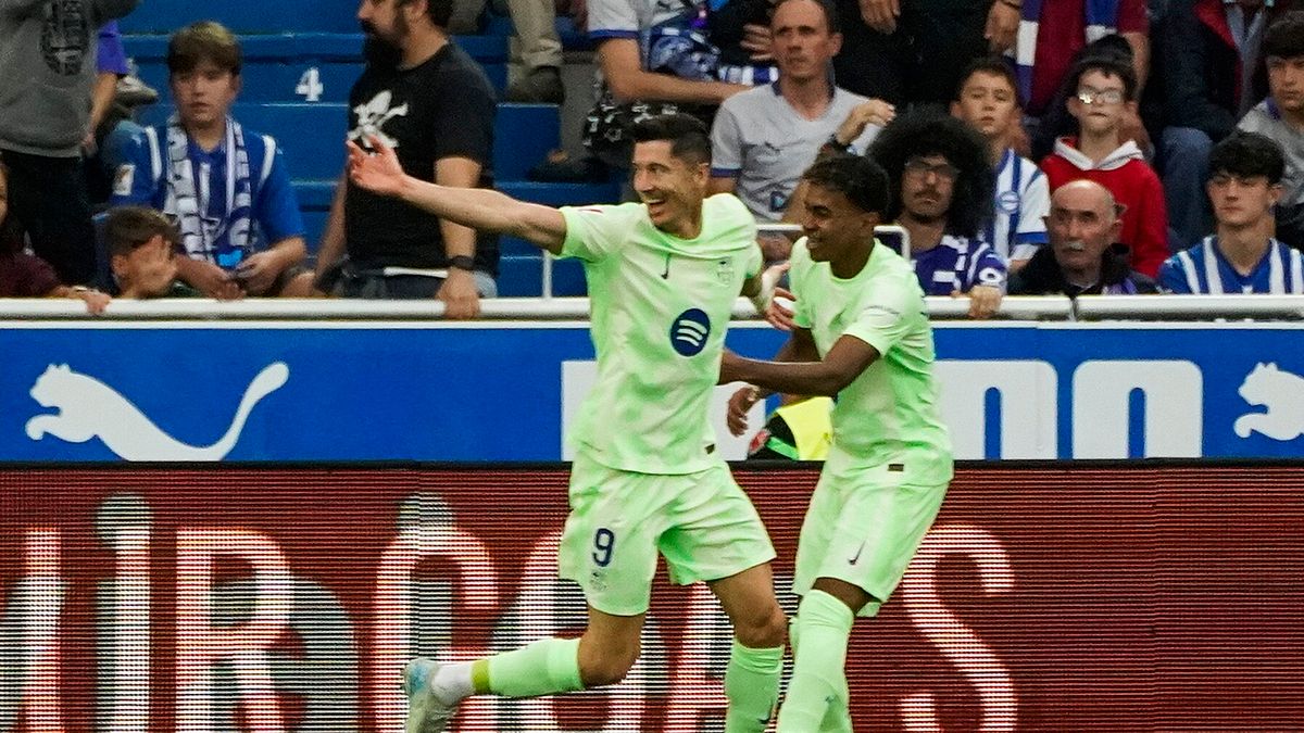 PAP/EPA / PAP/EPA/L. RICO / Robert Lewandowski w 1. połowie zdobył trzy gole