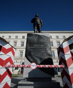 Warszawa. Protest przed pomnikiem Lecha Kaczyńskiego