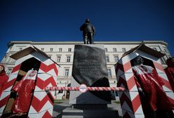 Warszawa. Protest przed pomnikiem Lecha Kaczyńskiego