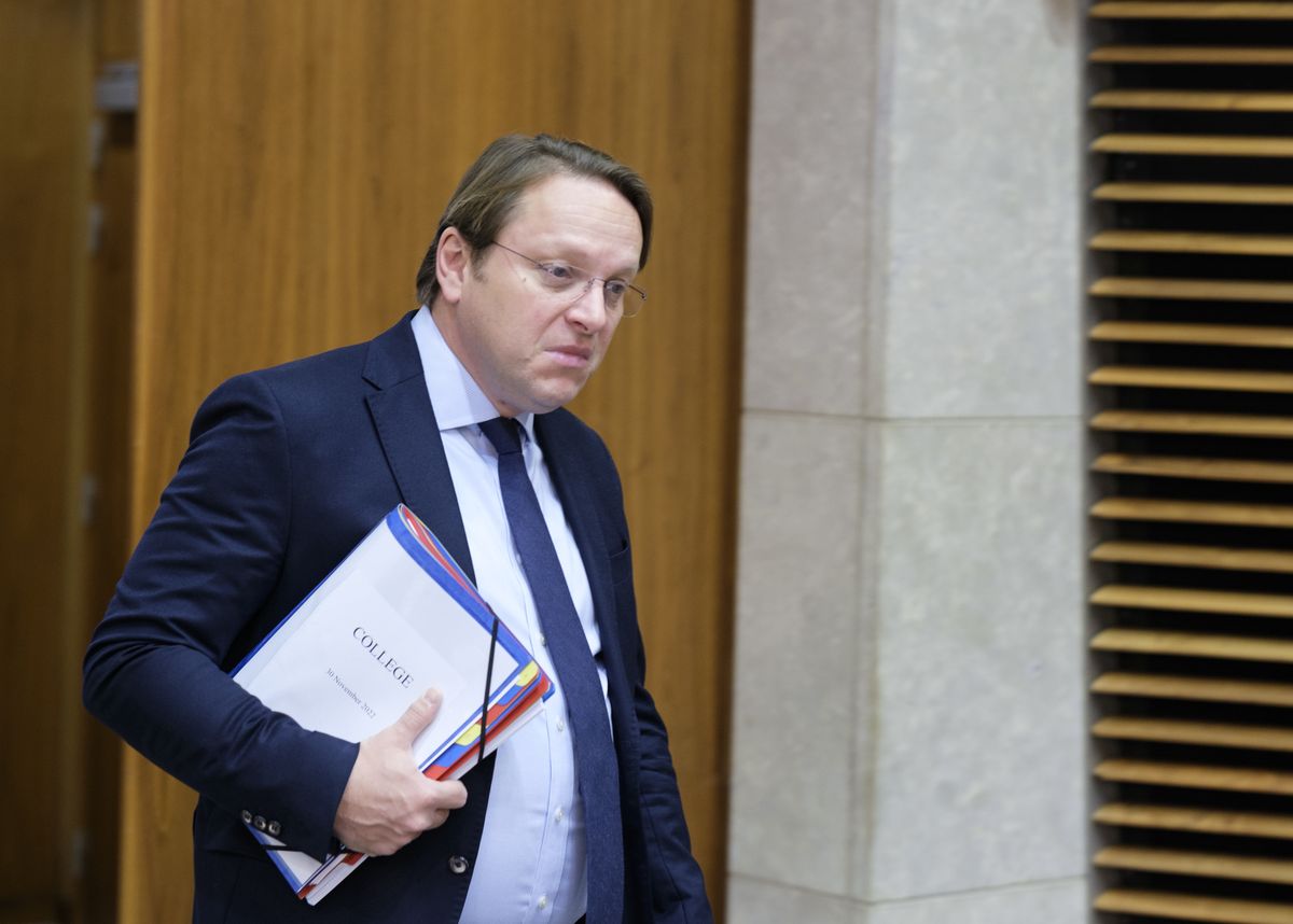 Komisarz europejski Olivér Várhelyi obraził europarlamentarzystów, nazywając ich pod nosem "idiotami"