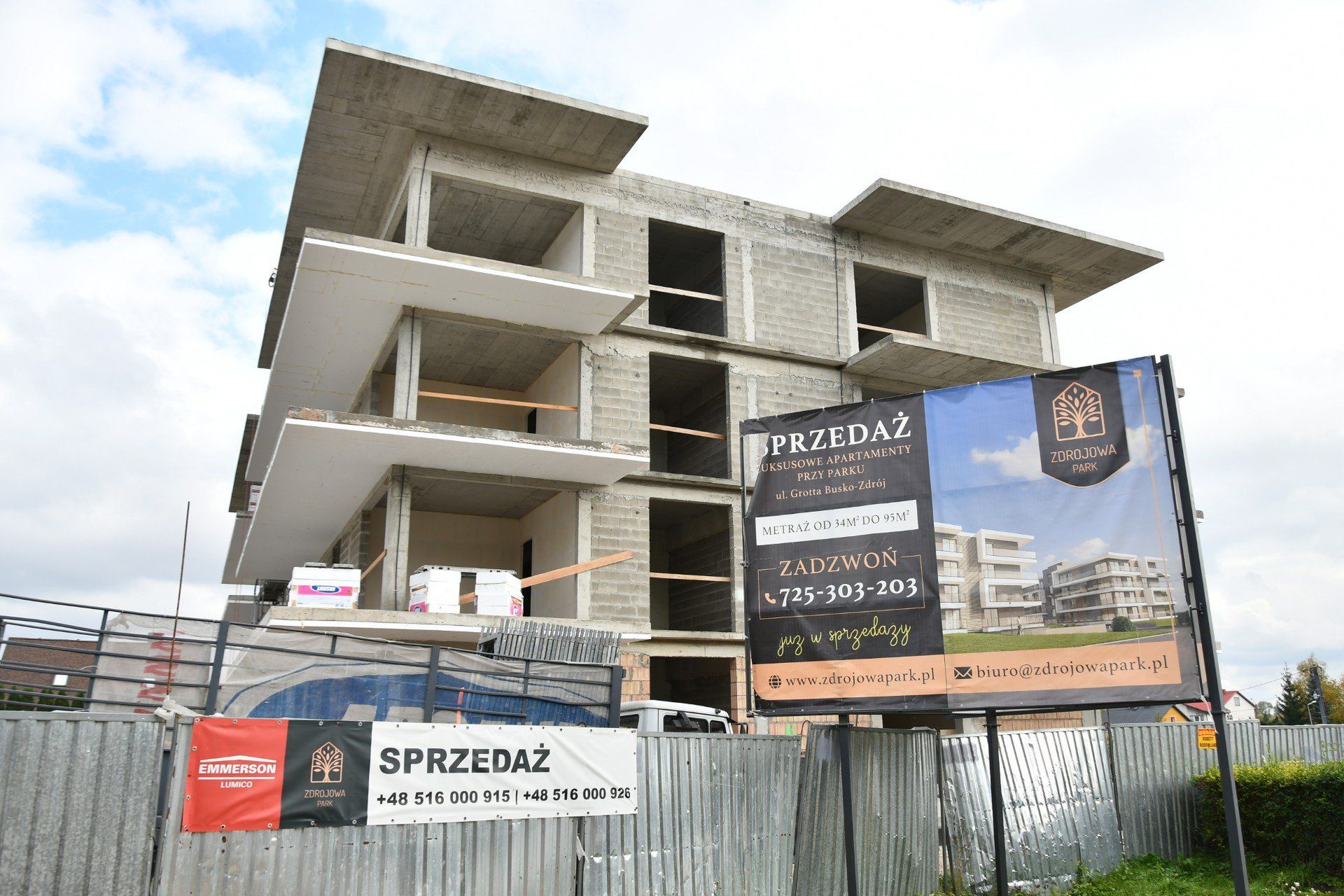 Kompleks Zdrojowa Park przy ulicy Grotta. To osiedle położone najbliżej strefy uzdrowiskowej, jeśli chodzi o inwestycje mieszkaniowe realizowane w Busku-Zdroju w ostatnich latach. 