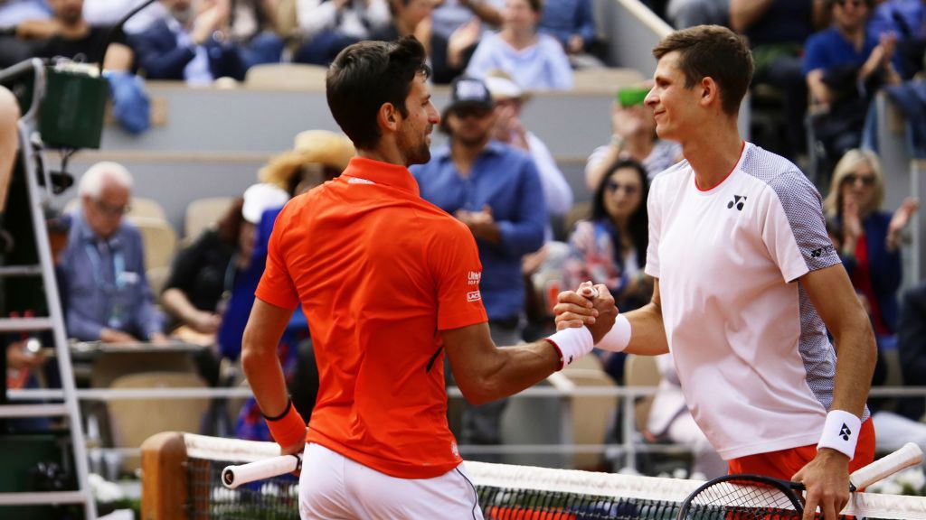 Getty Images / Ibrahim Ezzat/NurPhoto / Na zdjęciu: Novak Djoković i Hubert Hurkacz