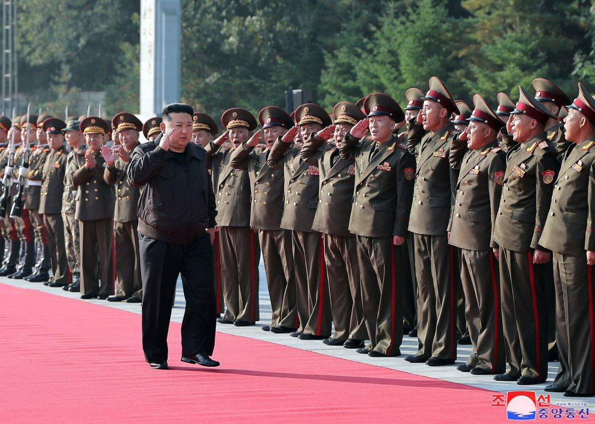 Kim Dzong Un dokonuję przeglądu wojska. Korea Północna