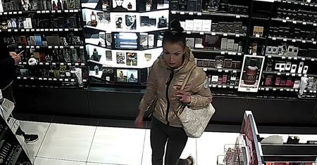 Zabrała z półek perfumy o wartości blisko 1,5 tys. złotych. Czy ktoś ją rozpoznaje?