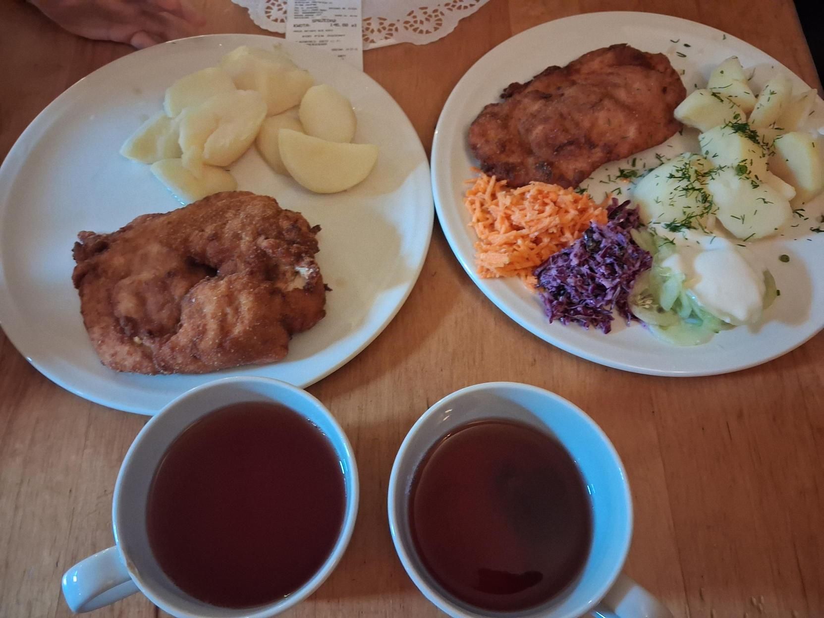 Dwa zestawy dziecięce z kompotem