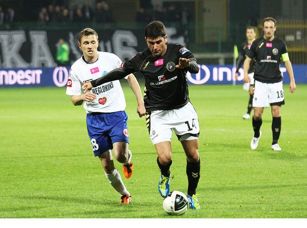 Brak Gabora Straki (biała koszulka) zmniejsza Tomaszowi Fornalikowi pole manewru