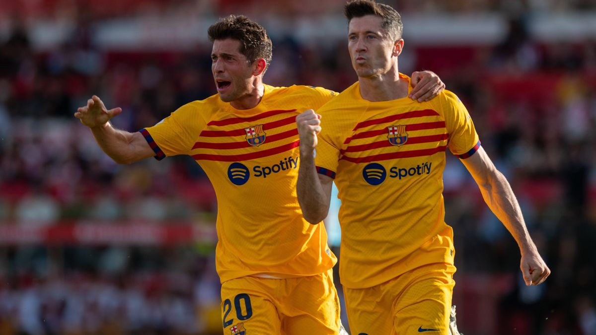 Getty Images / NurPhoto / Contributor / Na zdjęciu: Sergi Roberto i Robert Lewandowski