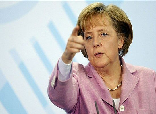 Angela Merkel krytykuje milionowe premie dla bankierów
