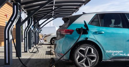 Będą stacje ładowania aut w 28 nowych punktach autostrad i dróg ekspresowych. Wystartują w 2022 r.
