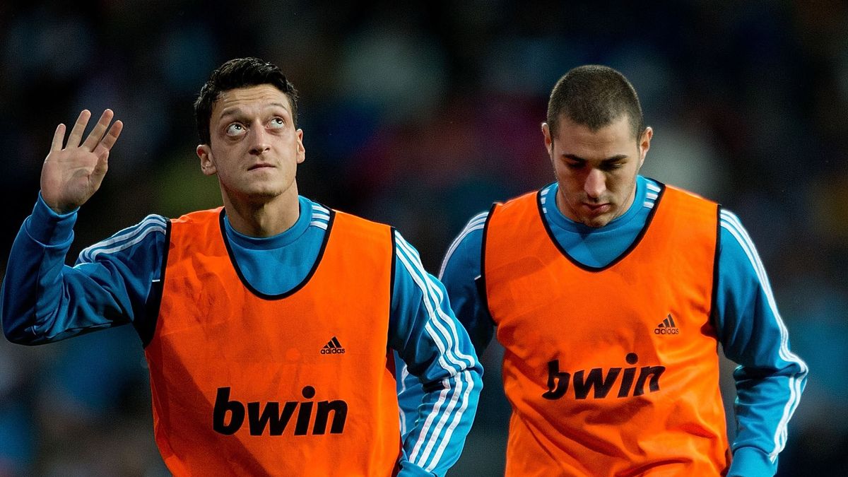 Mesut Oezil (z lewej) i Karim Benzema z czasów gry w Realu Madryt