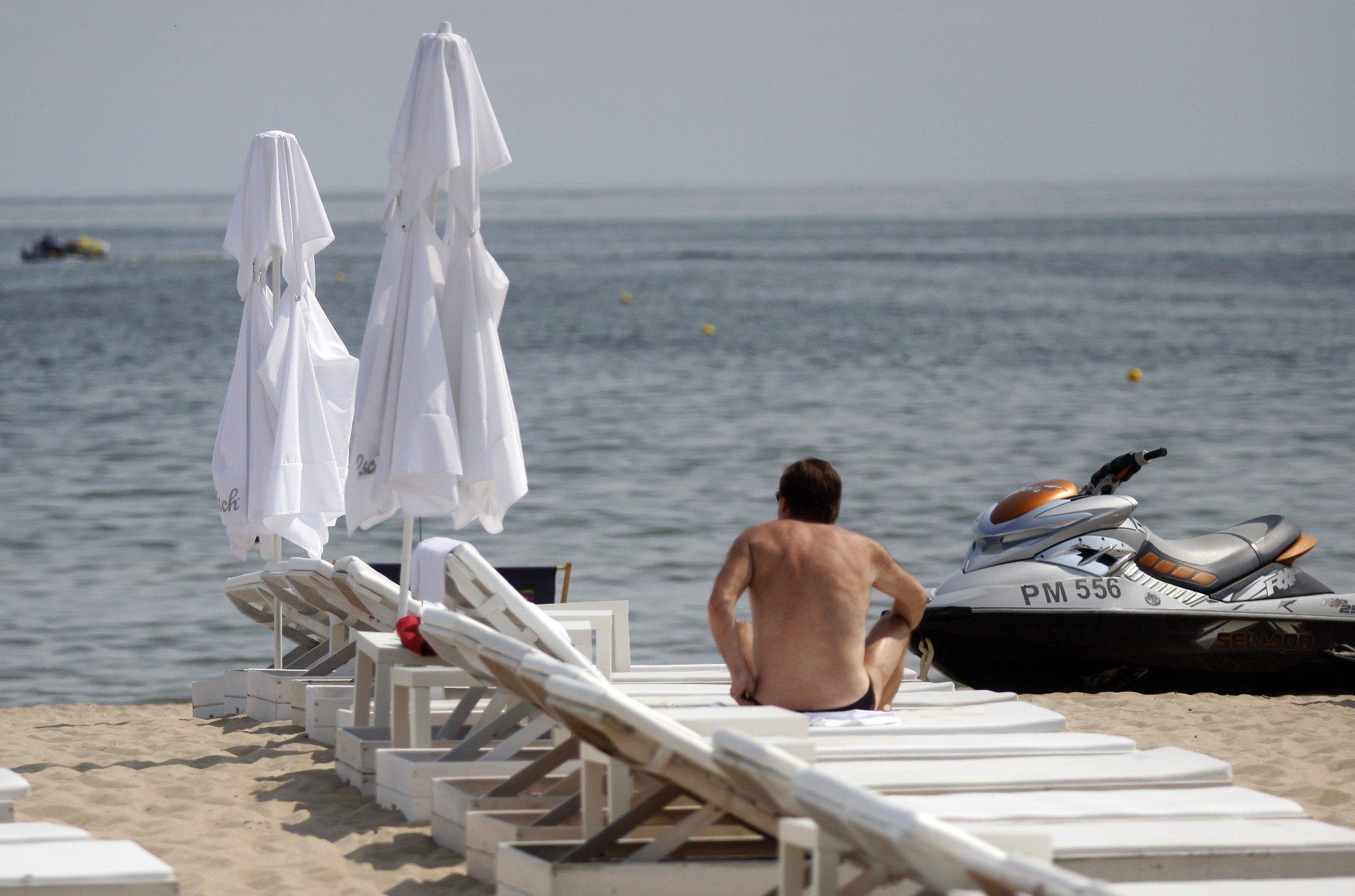 Opalanie topless. Golasy na plaży i kary