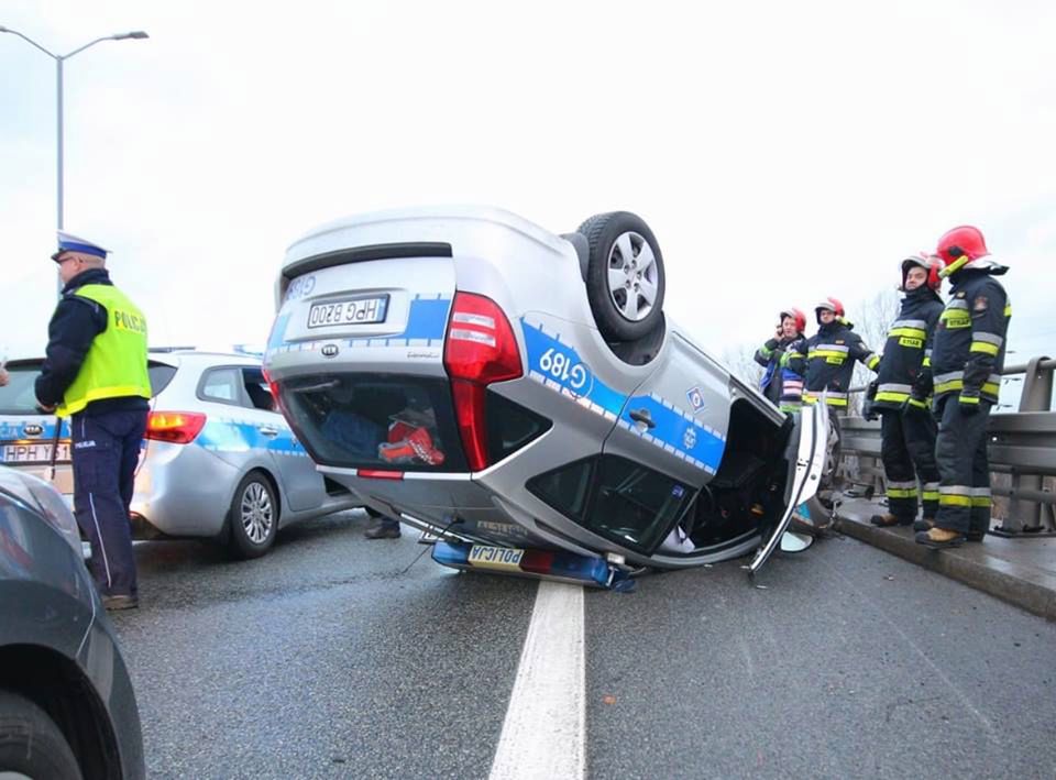 Wypadek kolumny VIP w Katowicach. Dachował radiowóz, ranny ...