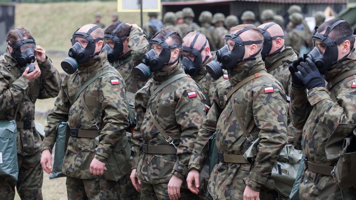 26.03.2015. Rezerwiści podczas ćwiczeń mobilizacyjnych na poligonie 5. Pułku Chemicznego w Tarnowskich Górach