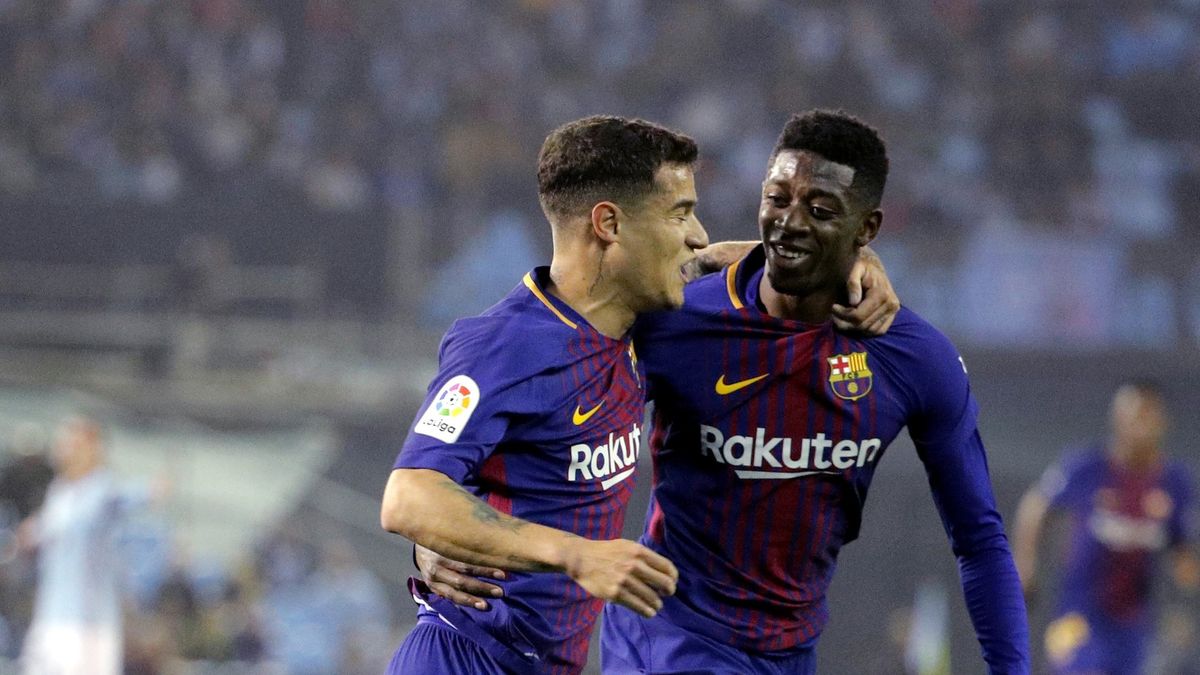Philippe Coutinho i Ousmane Dembele świętują zdobycie gola dla Barcelony