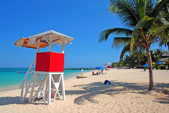 Słynna plaża Doctor's Cave Beach Club w Montego Bay na Jamajce. 