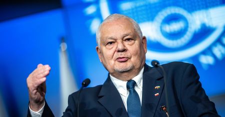 Adam Glapiński przed kamerami po wakacyjnej przerwie. Co dalej ze stopami?