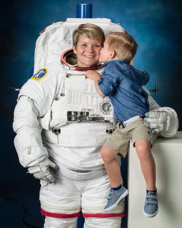 Astronautka NASA wzięła ze sobą na sesję swojego 4-letniego synka. Te zdjęcia rozgrzeją wasze serca 3