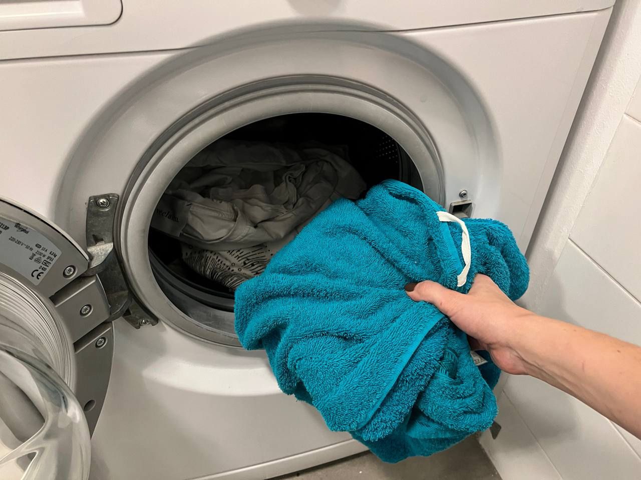 Babciny sposób na pranie ręczników. Trik z PRL-u zdziała cuda