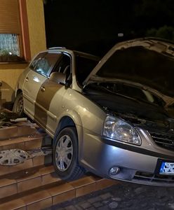 Pijany kierowca zdemolował bramę i schody przed domem. Miał ok. 2,5 promila alkoholu