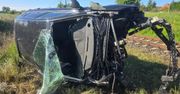 Samochód wjechał w bok pociągu na przejeździe. Wstrzymano ruch kolejowy na trasie Poznań-Piła