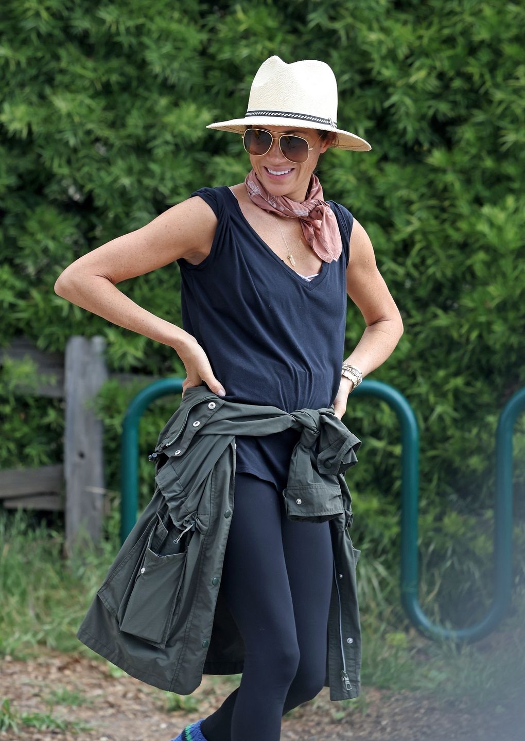Meghan Markle na spacerze z przyjaciółmi. Co miała pod ubraniem?