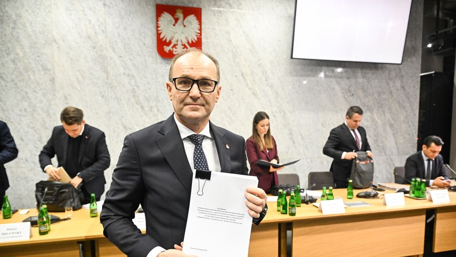 Warszawa, 26.11.2024. Przewodniczący komisji, poseł KO Marek Sowa po posiedzeniu sejmowej komisji śledczej ds. afery wizowej, 26 bm. w Sejmie w Warszawie. Komisja przedstawiła projekt raportu końcowego. (mr) PAP/Radek Pietruszka ***Do tego materiału zdjęciowego dostępna jest również depesza w systemie CSI, pt.: Komisja śledcza ds. afery wizowej rozpoczęła posiedzenie; przedstawi projekt raportu końcowego***