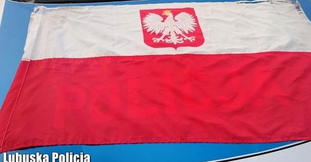 Tak potraktował polskie flagi. Szybka reakcja policji