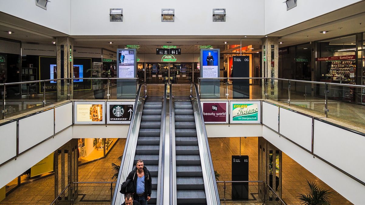 Galerie handlowe w drugiej połowie marca świeciły pustkami.