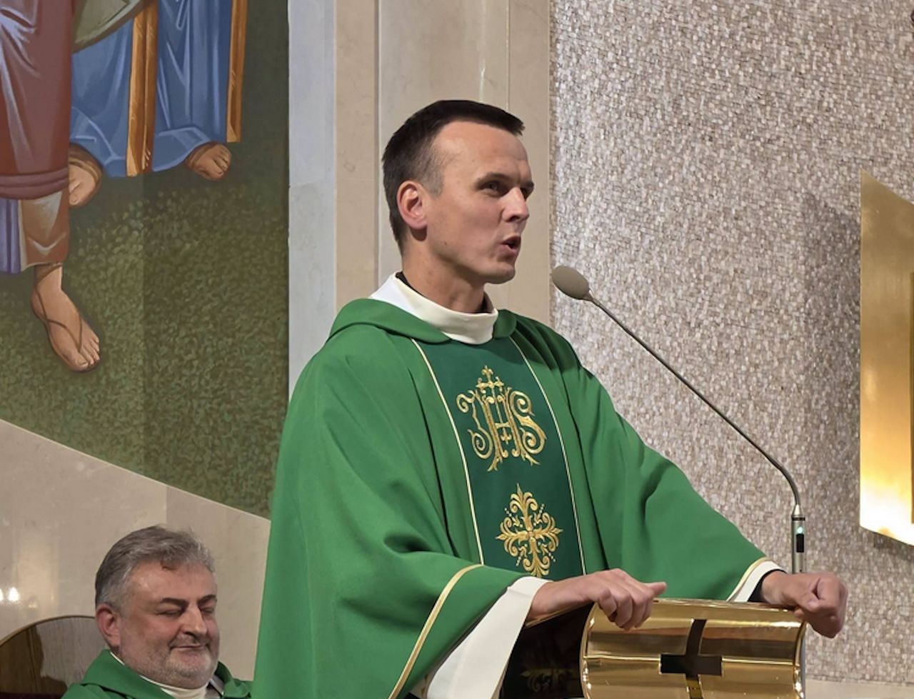 Znany ksiądz przeniesiony do innej parafii. Zakon wydał oświadczenie