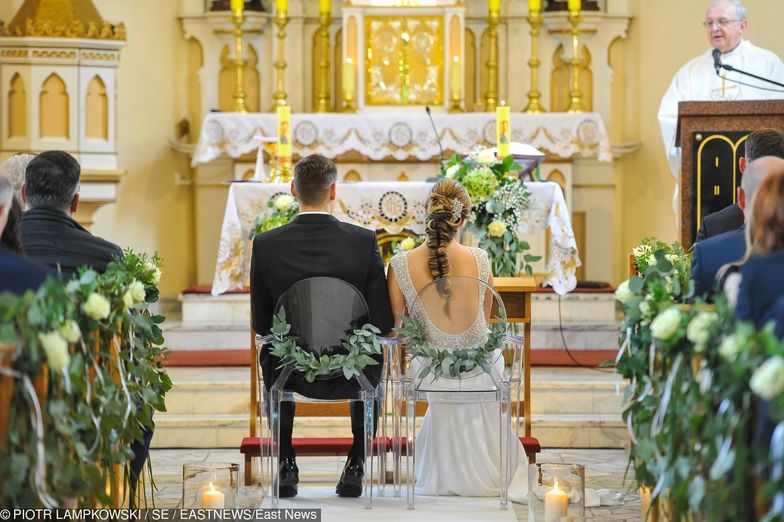 Ile kosztuje ślub? Kwiaty, fotograf, wesele to niejedyne koszty. Trzeba doliczyć często też "coś" dla księdza